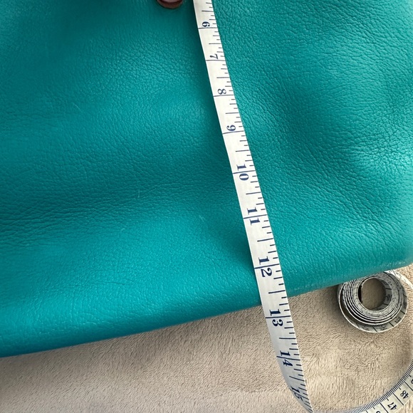 Go Forth Goods Extra Large Avery Leather Tote with Closure - Picture 8 of 10